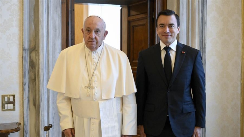 El papa Francisco recibe en audiencia al presidente de Ecuador, Daniel Noboa, este lunes 13 de mayo de 2024 en el Vaticano. EFE/ Oficina de Prensa del Vaticano