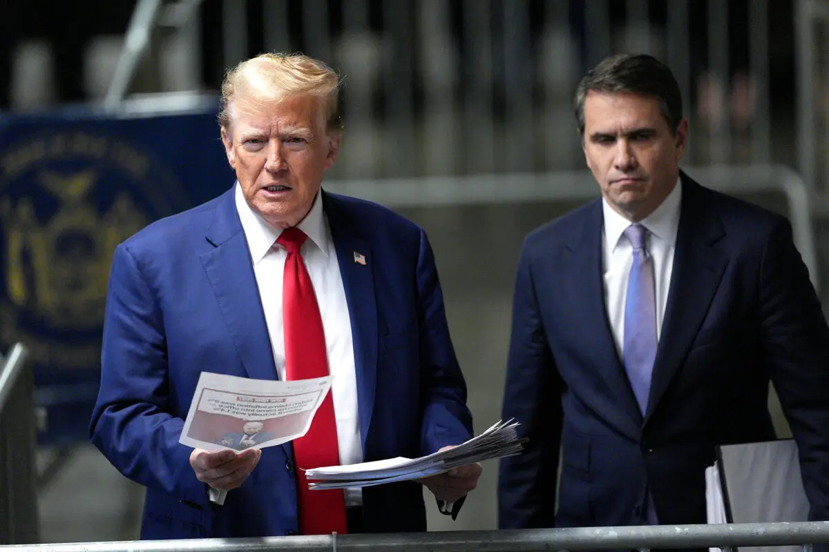 El expresidente Donald Trump (I) con el abogado Todd Blanche (D) habla con los medios de comunicación en la Corte Criminal de Manhattan en la ciudad de Nueva York, el 10 de mayo de 2024. (Curtis Means/Getty Images)