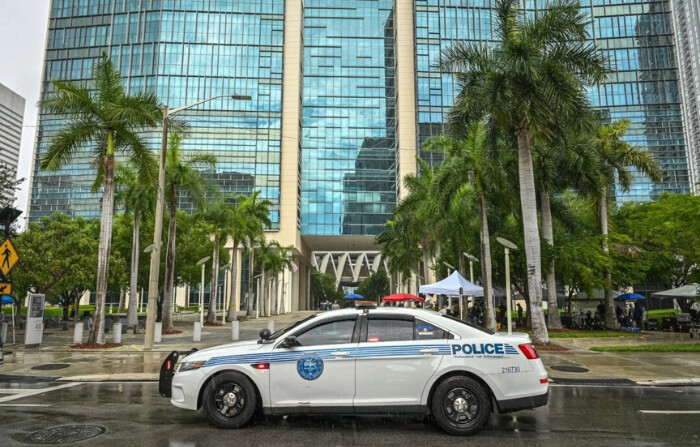 Un coche de policía frente al Tribunal Federal de los Estados Unidos Wilkie D. Ferguson Jr. en Miami, Florida, el 12 de junio de 2023. (Giorgio Viera/AFP vía Getty Images)
