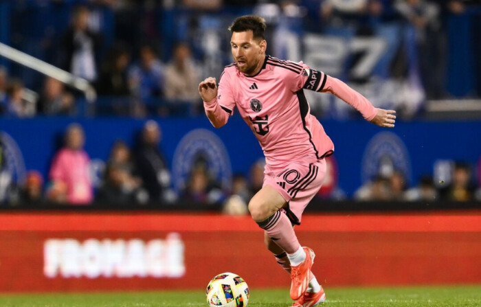 Lionel Messi #10 del Inter de Miami corre por el campo con el balón durante el segundo tiempo contra el CF Montréal en el Estadio Saputo en Montreal, Quebec, Canadá el 11 de mayo de 2024. (Minas Panagiotakis/Getty Images)