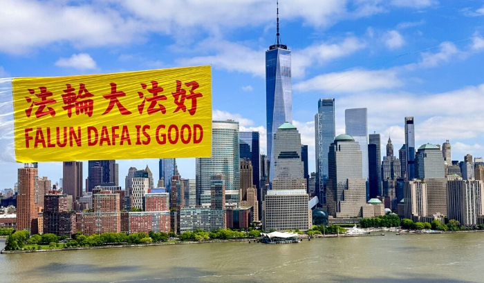 Una pancarta que dice “Falun Dafa es bueno” ondea sobre el río Hudson en Nueva York, el 13 de mayo de 2024. (Larry Dye/The Epoch Times)