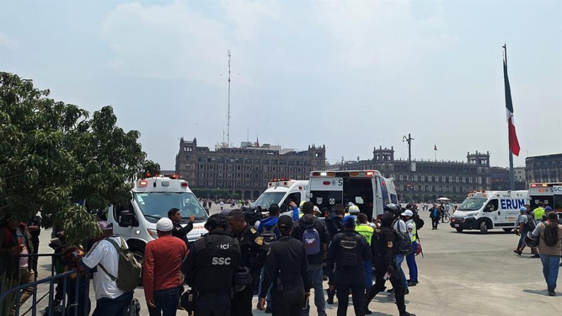 Personal de emergencias atienden a policías heridos tras el lanzamiento de cohetes y petardos por parte de estudiantes de Ayotzinapa contra el Palacio Nacional en Ciudad de México (México). EFE/ Madla Hartz