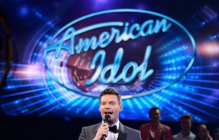 El presentador Ryan Seacrest habla entre el público durante la final de "American Idol" en el Dolby Theatre de Los Ángeles el 7 de abril de 2016. (Kevork Djansezian/Getty Images)