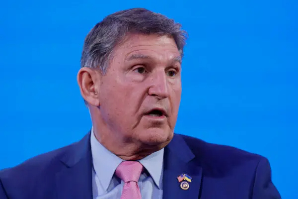 El senador Joe Manchin (D-W. Va.) habla en el Planet Word Museum de Washington, el 19 de marzo de 2024. (Chip Somodevilla/Getty Images)