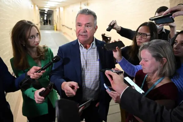 El representante Don Bacon (R-Neb.) llega a una reunión del caucus del Partido Republicano en el Capitolio de EE.UU., el 16 de octubre de 2023. (Saul Loeb/AFP vía Getty Images)