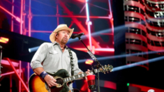 Toby Keith recibe título póstumo de la Universidad de Oklahoma