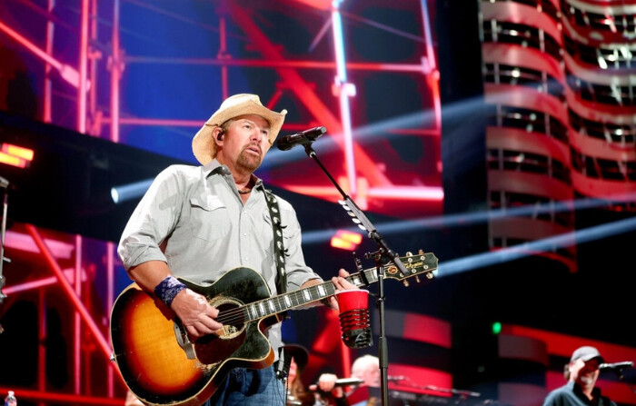 Toby Keith actúa en el escenario durante el 2021 iHeartCountry Festival Presented by Capital One en el Frank Erwin Center en Austin, Texas, el 30 de octubre de 2021. (Matt Winkelmeyer/Getty Images para iHeartMedia)