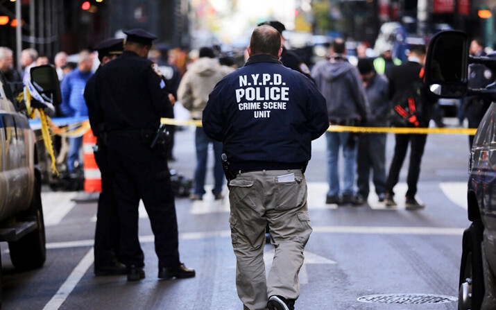 La policía en la escena de un tiroteo que dejó un muerto y dos heridos, en el centro de la ciudad de Nueva York, el 9 de noviembre de 2015. (Spencer Platt/Getty Images)
