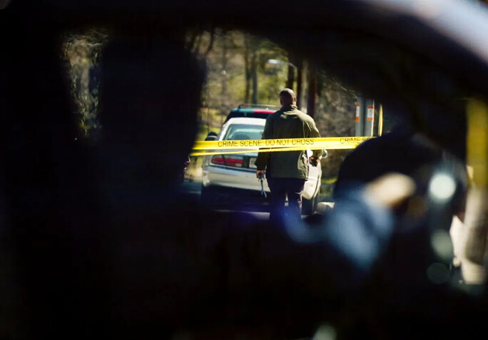 La fotografía de archivo muestra a un automovilista reduciendo la velocidad para observar a los agentes del orden en la escena de un crimen en Atlanta, Georgia, el 12 de marzo de 2005. (Davis Turner/Getty Images)