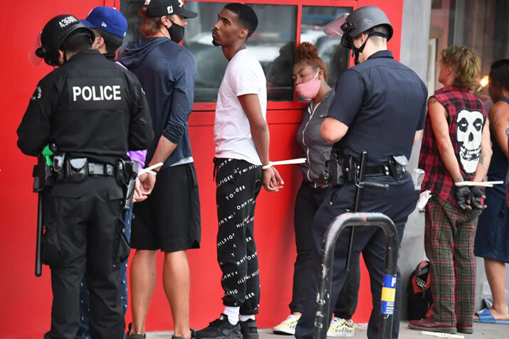 Arrestos en Hollywood, California, el 1 de junio de 2020, durante las protestas para condenar la muerte de George Floyd. (Robyn Beck/AFP vía Getty Images)
