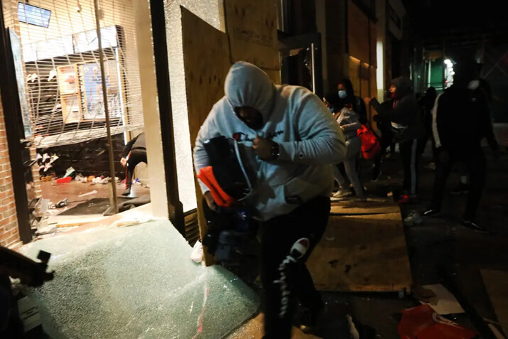 Tiendas en Broadway vandalizadas durante una noche de protestas y saqueos en la ciudad de Nueva York, el 1 de junio de 2020. (Spencer Platt/Getty Images)