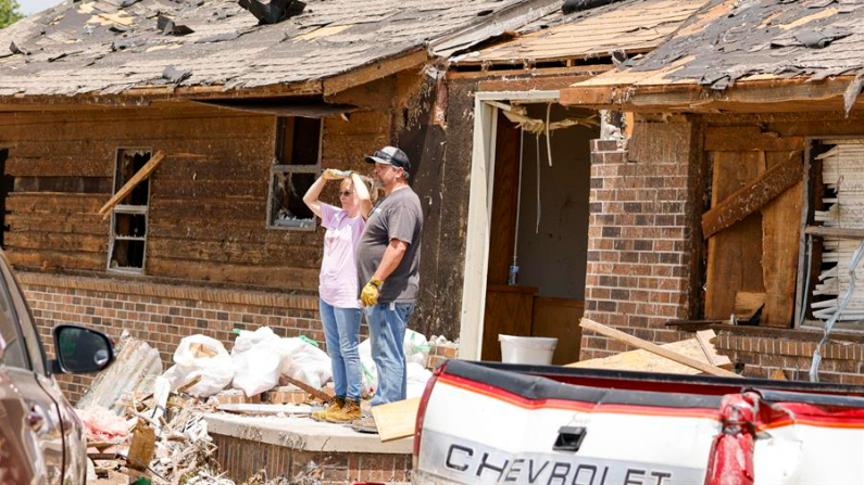  Al menos dos personas murieron bajo los tornados en Luisiana durante la noche pasada y miles de suscriptores quedaron sin suministro eléctrico en ese estado y en Florida, según informaron este martes las autoridades. EFE/EPA/Adam Davis/Archivo