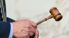 Corte aparta a un juez de un caso penal por una disputa relacionada con COVID-19