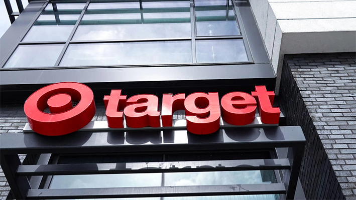 Un cartel frente a una tienda Target que está previsto cerrar en Oakland, California, el 29 de septiembre de 2023. (Justin Sullivan/Getty Images)