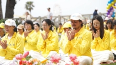 Cientos de personas conmemoran la 25º celebración del Día de Falun Dafa en una playa de California
