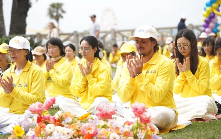 Cientos de personas meditan en la 25ª celebración del Día de Falun Dafa en Santa Mónica, California, el 12 de mayo de 2024. (Debora Cheng/The Epoch Times)