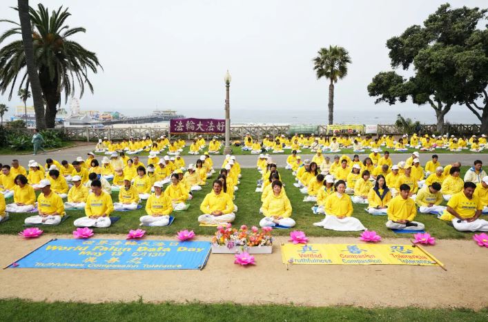 Cientos de personas meditan durante la 25ª celebración del Día de Falun Dafa en Santa Mónica, California, el 12 de mayo de 2024. (Debora Cheng/The Epoch Times)