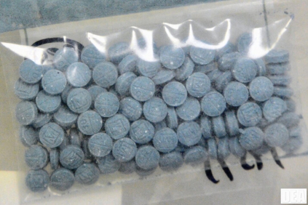 Heroína y fentanilo prensados en forma de pastillas. (Cortesía de la Administración para el Control de Drogas de EE.UU.)