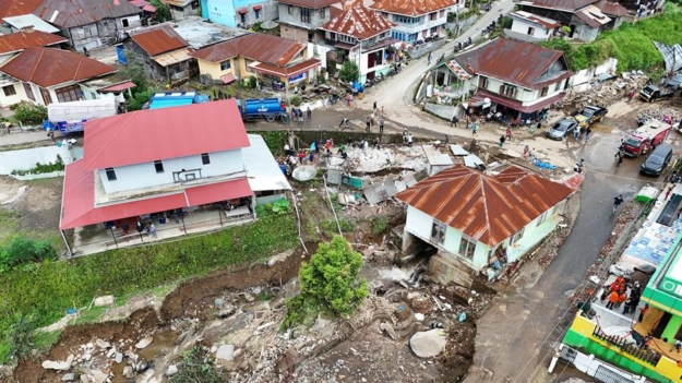 Aumentan a 52 las víctimas mortales por riadas con lava en Indonesia