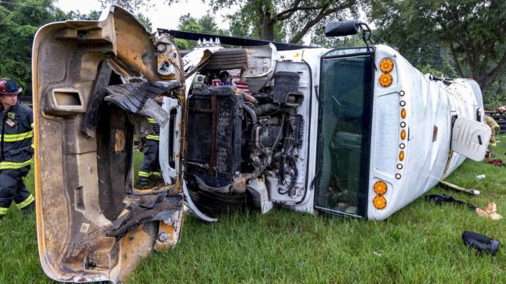 8 muertos y al menos 40 heridos deja volcadura de autobús de trabajadores agrícolas en Florida