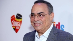 «El caballero de la salsa» Gilberto Santa Rosa, recibe doctor honoris causa de prestigiosa escuela de música