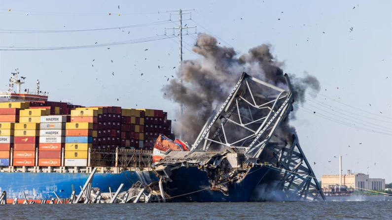 Ingenieros detonan explosivos controlados para eliminar un tramo de acero del puente Key de la proa del buque portacontenedores Dali en Baltimore, Maryland. EFE/EPA/Jim Lo Scalzo