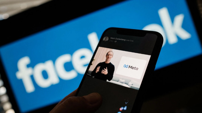 Un smartphone muestra al CEO de Facebook, Mark Zuckerberg, desvelando el logo de META, en Los Ángeles el 28 de octubre de 2021. (Chris Delmas/AFP vía Getty Images)