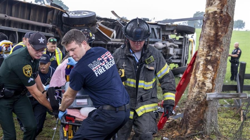 Agentes de seguridad en labores de rescate.(Marion County Fire Rescue/EFE/EPA)

