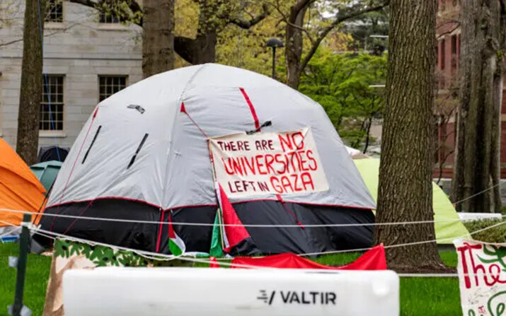 Tiendas de campaña con carteles llenan Harvard Yard junto a la estatua de John Harvard en el campamento pro-palestino de la Universidad de Harvard, en Cambridge, Massachusetts, el 5 de mayo de 2024. (Joseph Prezioso/AFP)