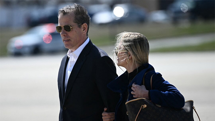 Hunter Biden, hijo del presidente estadounidense Joe Biden, y su esposa Melissa Cohen Biden caminan hacia el Air Force One en la Base Conjunta Andrews, Maryland, el 29 de marzo de 2024. (Brendan Smialowski/AFP vía Getty Images)