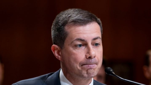 Buttigieg se queda «sin palabras» luego que aerolíneas demandaran al Depto. de Transporte