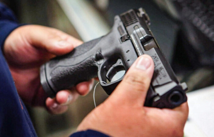 Los condenados por delitos no violentos pueden poseer armas, según Normas del Noveno Circuito