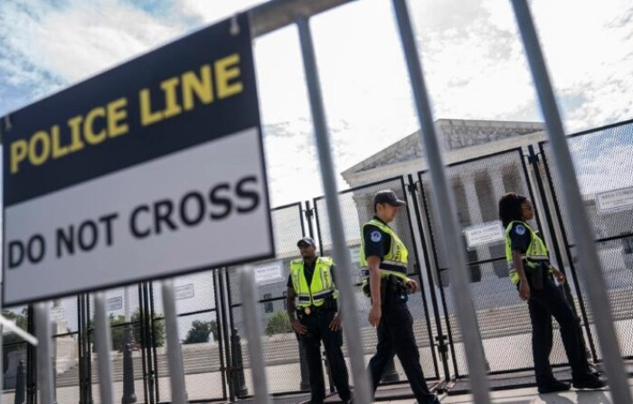 La Policía del Capitolio de EE.UU. vigila una valla de seguridad que rodea la Corte Suprema, el 8 de junio de 2022. (Nathan Howard/Getty Images)