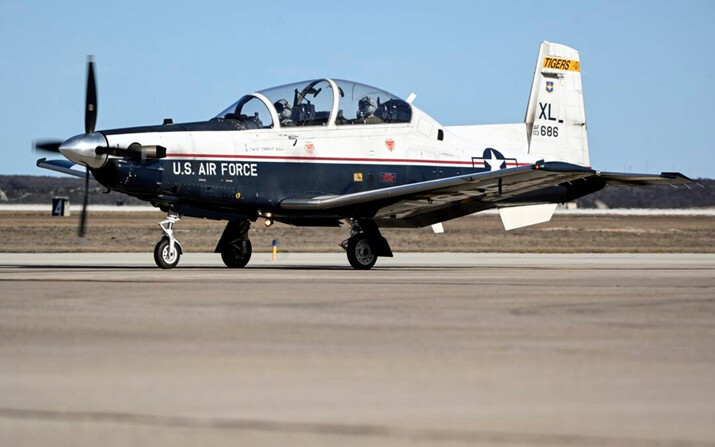 Un T-6A Texan II de la Fuerza Aérea de EE.UU. rodando por la línea de vuelo en la Base Aérea de Laughlin, Texas, el 26 de enero de 2024. (Aerotécnica de primera clase Keira Rossman/Fuerza Aérea de EE.UU. vía AP)