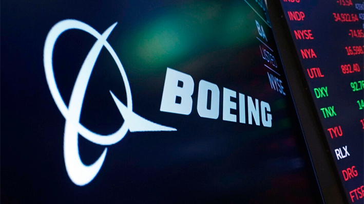 El logotipo de Boeing aparece en una pantalla sobre un puesto de negociación en el parqué de la Bolsa de Nueva York el 13 de julio de 2021. (Richard Drew/AP)