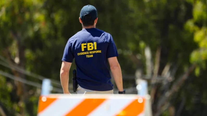 Un agente del FBI camina hacia la escena de un crimen en Gilroy, California, el 29 de julio de 2019. (Mario Tama/Getty Images)
