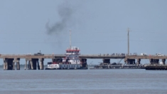 Embarcación choca contra puente en Galveston, ocasionando un derrame de petroleo