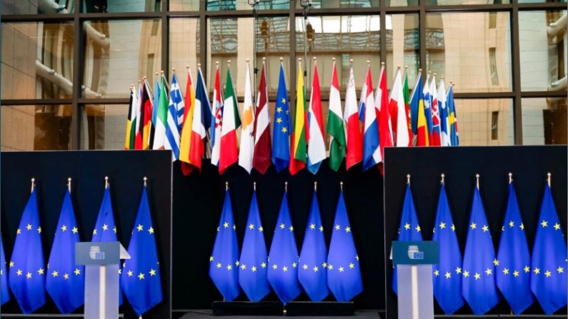 Banderas de la Unión Europea se muestran en la sede del Consejo Europeo en Bruselas el 29 de noviembre de 2019. (Kenzo Triboillard/AFP vía Getty Images)