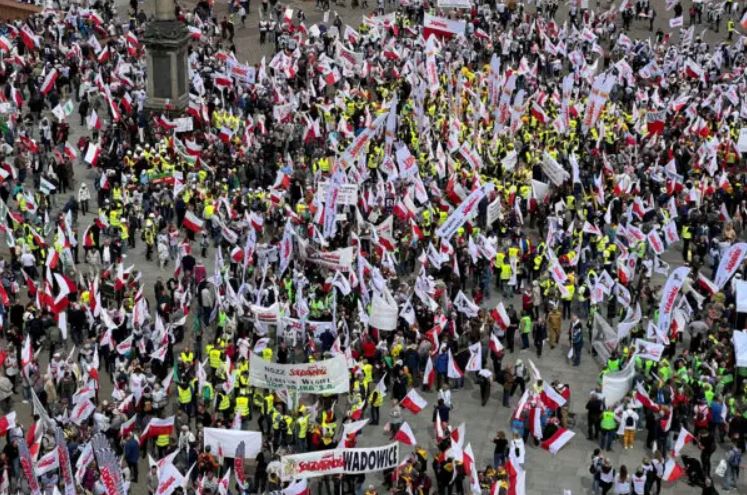 El sindicato "Solidarnosc" y agricultores polacos protestan contra el Pacto Verde de la UE en Varsovia, Polonia, el 10 de mayo de 2024. (Reuters/Kuba Stezycki)