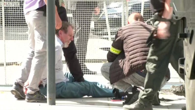 Esta imagen tomada de una grabación de vídeo obtenida por AFPTV muestra al personal de seguridad deteniendo a un presunto pistolero (C/GROUND) después de que el primer ministro de Eslovaquia fuera tiroteado en Handlova el 15 de mayo de 2024. (RTVS/AFP vía Getty Images)