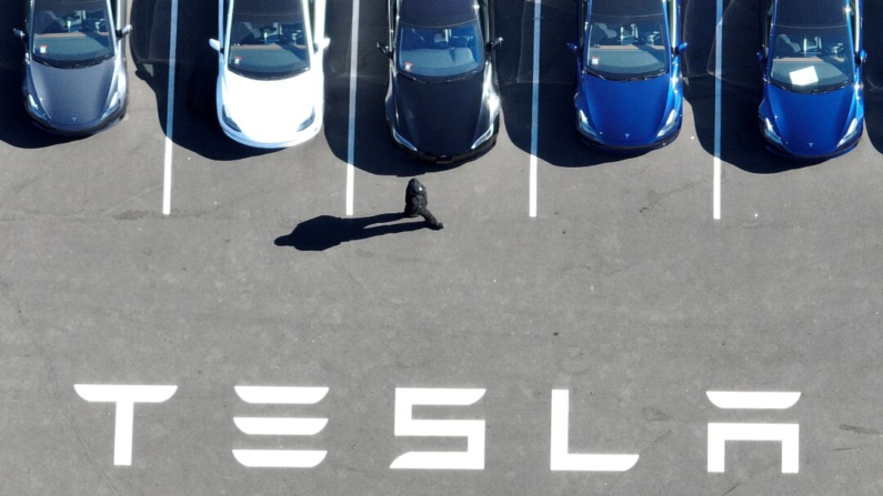 En una vista aérea, coches nuevos de Tesla en un estacionamiento de la fábrica de Tesla en Fremont, California, el 19 de octubre de 2022. (Justin Sullivan/Getty Images)