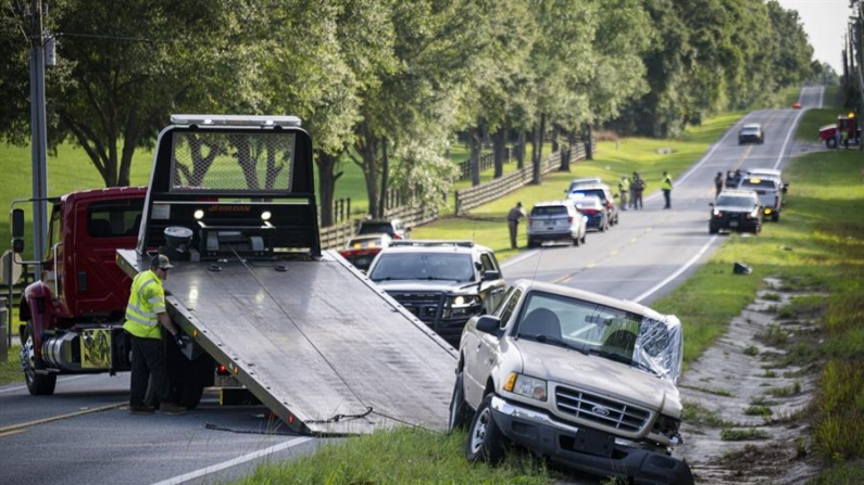 Fotografía de la camioneta involucrada en un accidente con un autobús en el que murieron 8 personas y otras 38 fueron trasladadas a hospitales de la zona, mientras es retirada del lugar del accidente el 14 de mayo de 2024, en Ocala, cerca de Dunellon, Florida (EE.UU.) EFE/EPA/Miguel J. Rodriguez Carrillo
