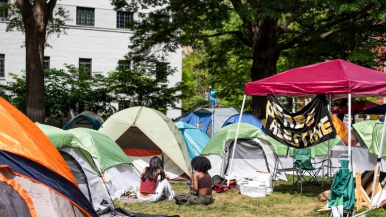 Campamento de estudiantes protestando en la Universidad George Washington en Washington el 3 de mayo de 2024. (Madalina Vasiliu/The Epoch Times)