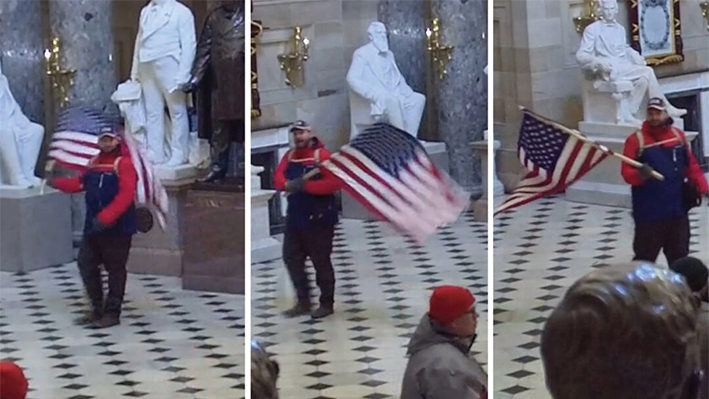 William Pope de Topeka, Kansas, despliega una bandera estadounidense en el Statuary Hall del Capitolio de EE. UU. el 6 de enero de 2021. (Policía del Capitolio de EE. UU./Gráfico de The Epoch Times)