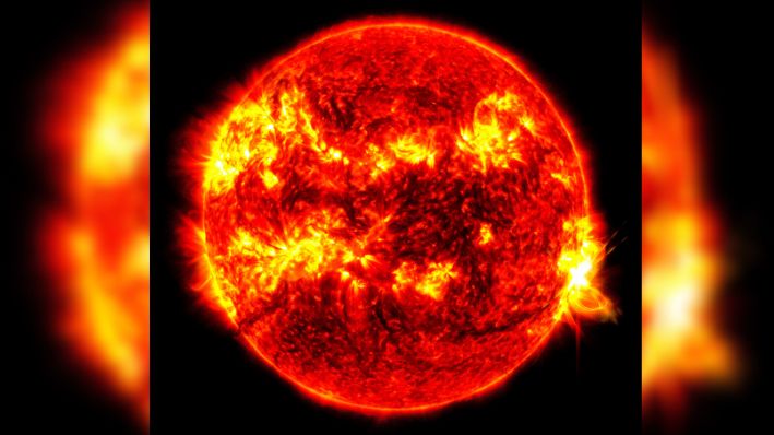 Esta imagen facilitada por el Observatorio de Dinámica Solar de la NASA muestra una llamarada solar, el destello brillante de la derecha, el martes 14 de mayo de 2024. (NASA/SDO vía AP)