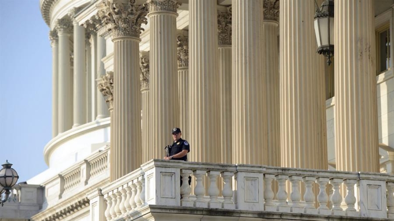 Un policía del Capitolio hace guardia. Imagen de archivo. EFE/Michael Reynolds
