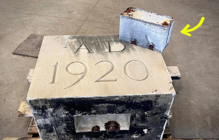 Cápsula del tiempo de 104 años es hallada al derribar una escuela secundaria y revela tesoros ocultos