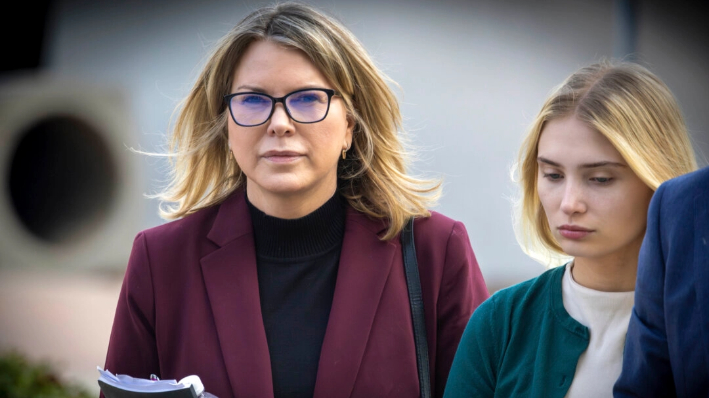 Rebecca Grossman, a la izquierda, y su hija se dirigen al juzgado de Van Nuys, en Los Ángeles, el 14 de febrero de 2024. (Irfan Khan/Los Angeles Times vía AP)