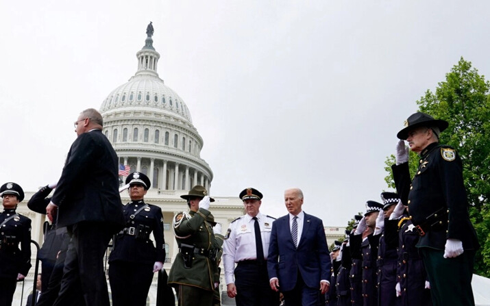 El presidente Joe Biden camina durante el Servicio Nacional Anual en Memoria de los Oficiales Caídos, en el Capitolio de EE.UU., el 15 de mayo de 2024. (Elizabeth Frantz/Reuters)
