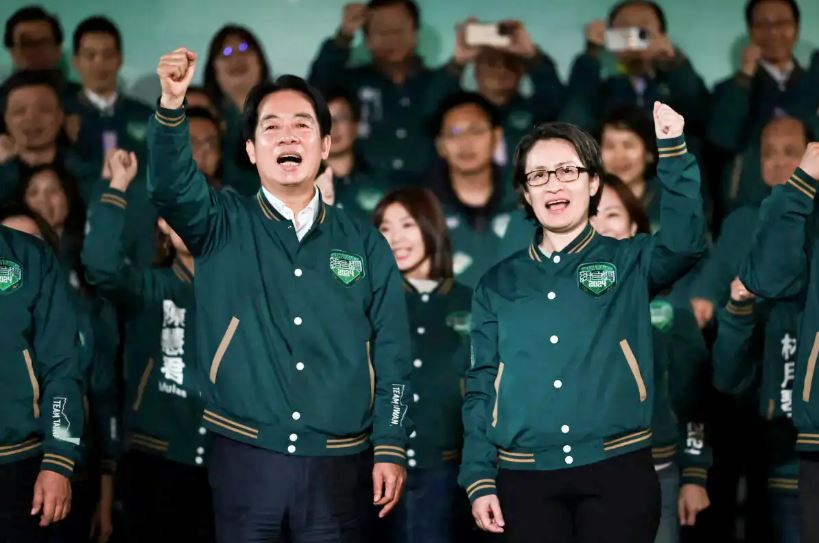 El presidente electo de Taiwán, Lai Ching-te (izq.), gesticula junto a su compañero de fórmula, Hsiao Bi-khim, durante un mitin frente a la sede del Partido Democrático Progresista (PDP) en Taipei, el 13 de enero de 2024. (Yasuyoshi Chiba/AFP vía Getty Images)